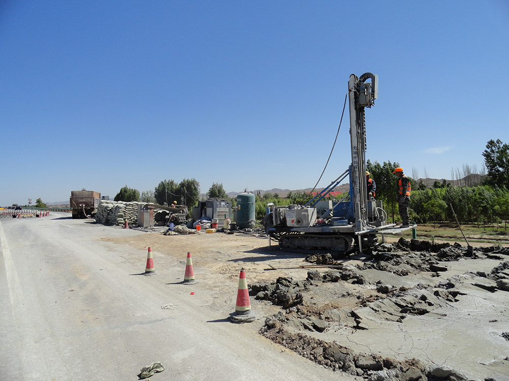 18.利用高壓旋噴工藝治理寧夏福銀高速公路桃山口至同心段濕陷性黃土路基病害治理.JPG