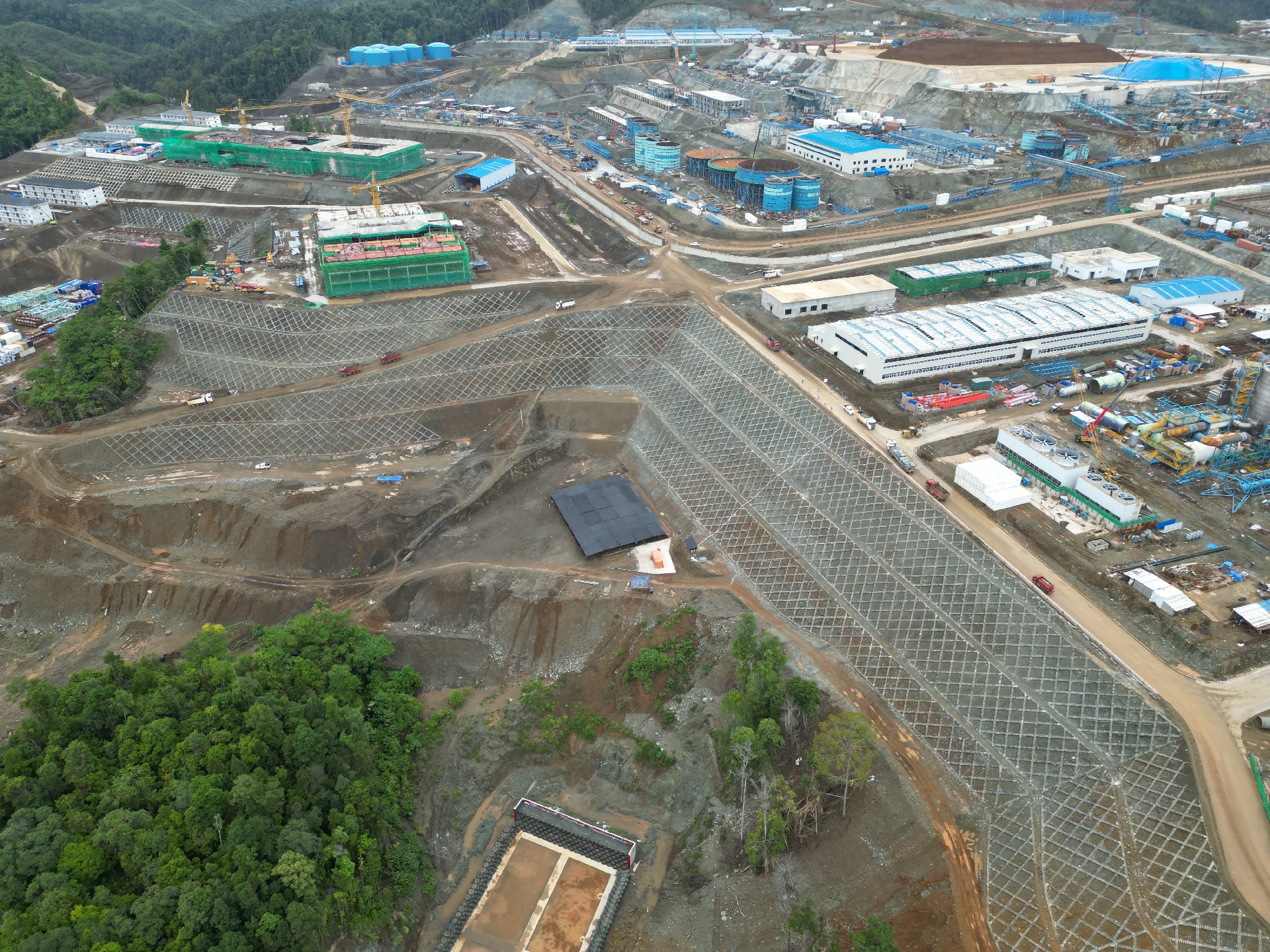 42.1印度尼西亞華飛鎳鈷12萬噸濕法冶煉項目邊坡防護工程.JPG